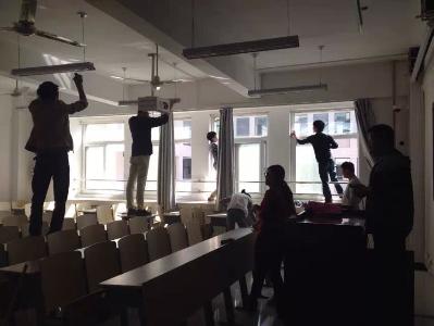 学生们不放过任何一个可以看到的角落，不留灰尘！