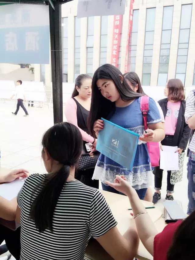 新生办理入学手续