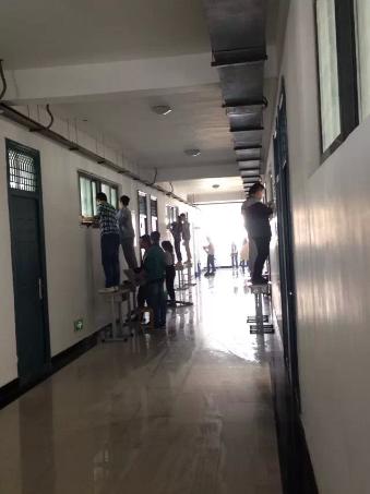 商务旅游系学生集体打扫各班教室卫生，大家乐在其中。