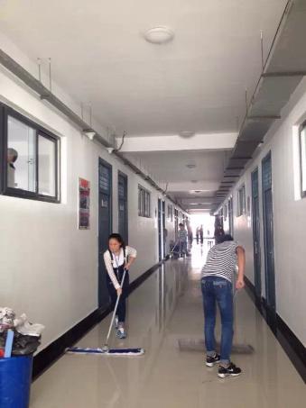 学生会干部在一遍又一遍的打扫教学楼楼道。