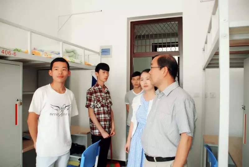 系主任陈振锋深入学生宿舍询问住宿情况